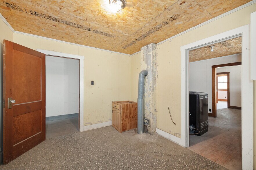 More Photos Of 802 E Nodaway St, Oregon Flex For Sale