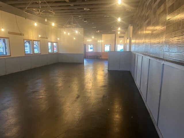 More Photos Of 109 Crossings Mall, Elkview Restaurant For Lease