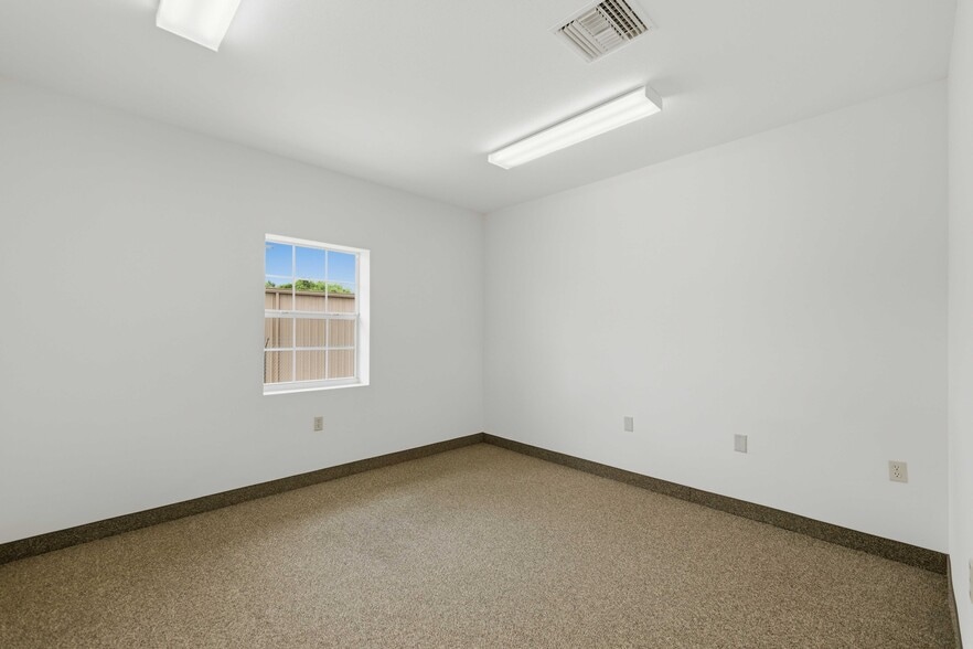 More Photos Of 4378 NE 35th St, Ocala Warehouse For Lease