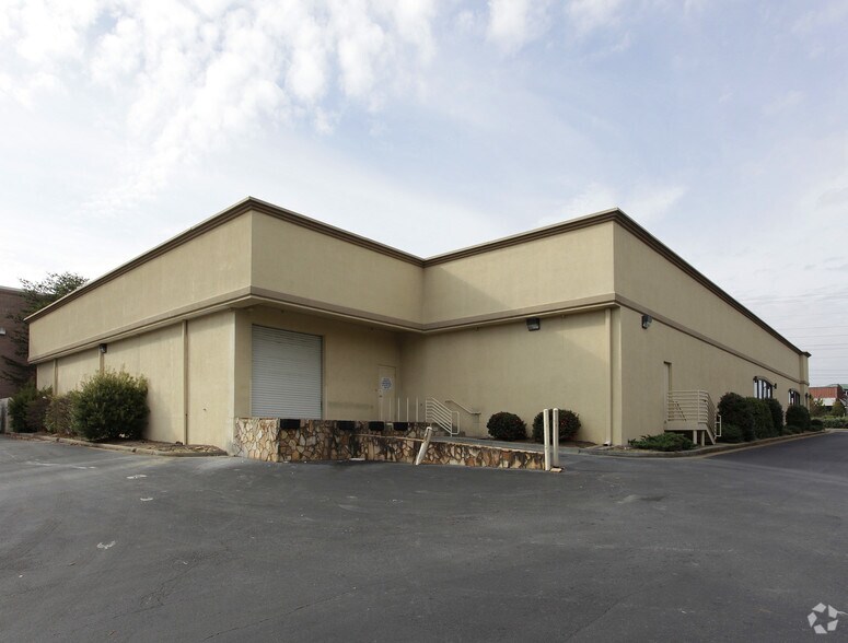 More Photos Of 835 Ernest Barrett Pky, Kennesaw Freestanding For Lease