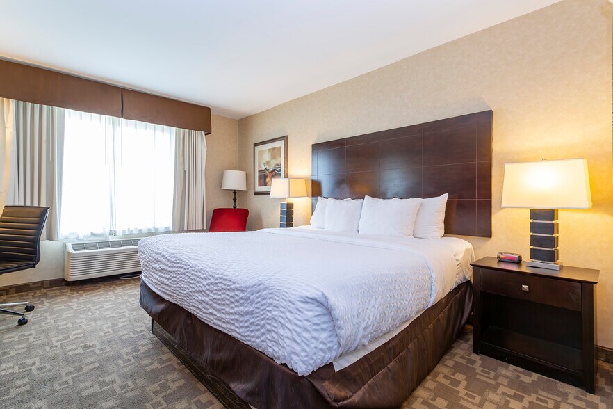 More Photos Of 933 S Riverside Dr, Elmhurst Hotel For Sale