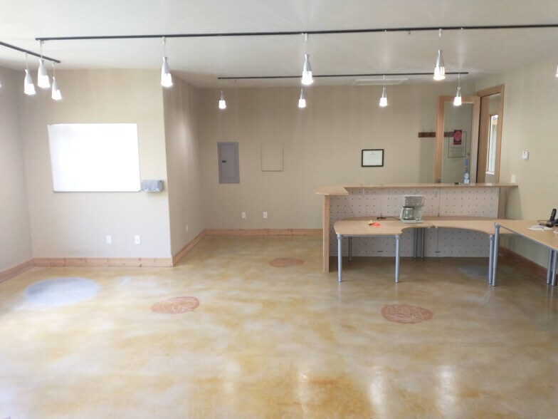 More Photos Of 32 Market Pl, Big Sky Medical For Sale