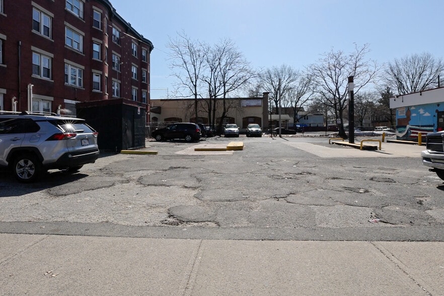 More Photos Of 671 State St, Springfield Convenience Store For Sale