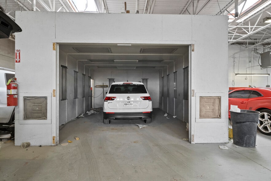 More Photos Of 2007-2015 E 11th St, Tulsa Auto Dealership For Sale