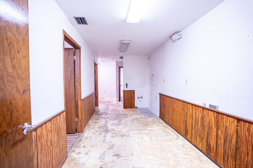 More Photos Of 220 Davenport Blvd, Davenport General Retail For Sale