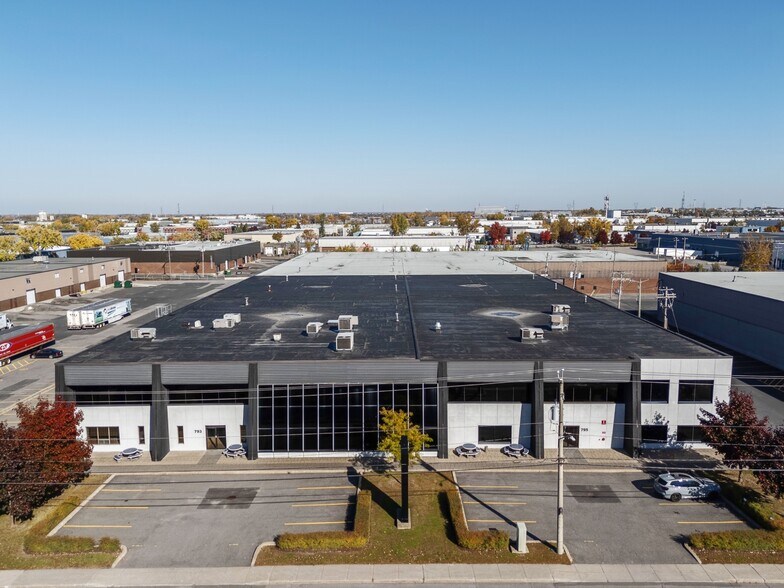 More Photos Of 789-799 Jean-Paul-Vincent, Longueuil Distribution For Lease