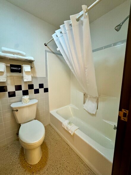 More Photos Of 406 Main Ave NE, Warroad Hotel For Sale