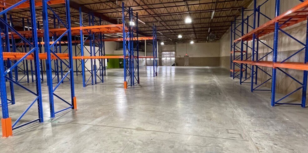 More Photos Of 4304 N Beltwood Pky, Farmers Branch Warehouse For Lease