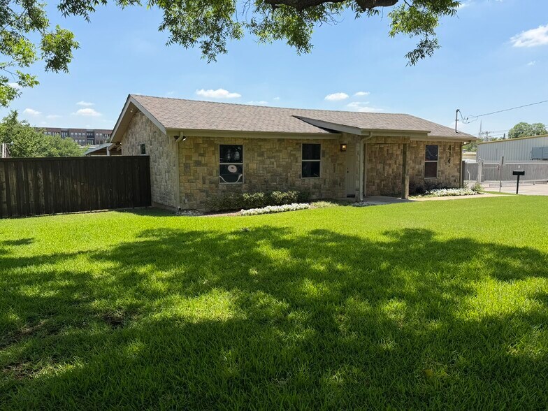 More Photos Of 414 N Kealy Ave, Lewisville Office For Sale