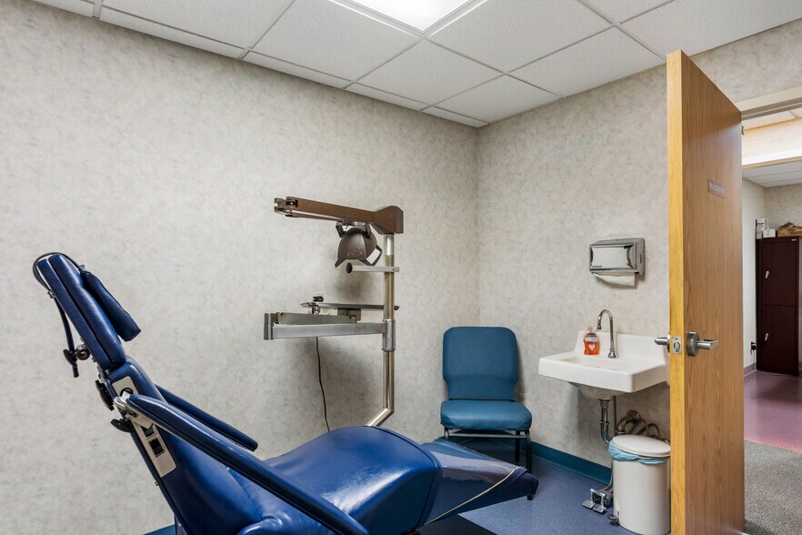 More Photos Of 85 Church St, Middletown Medical For Sale