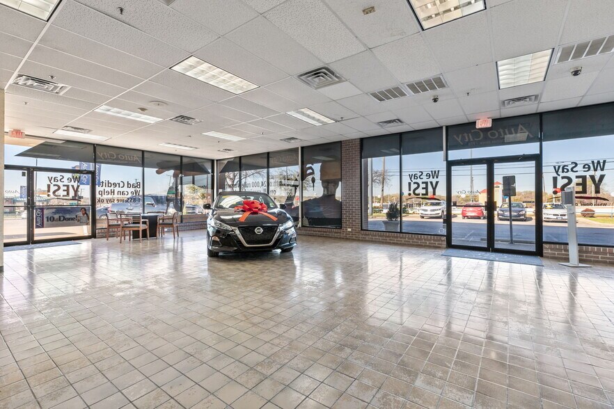 More Photos Of 940 N I-35 E, Lancaster Auto Dealership For Lease