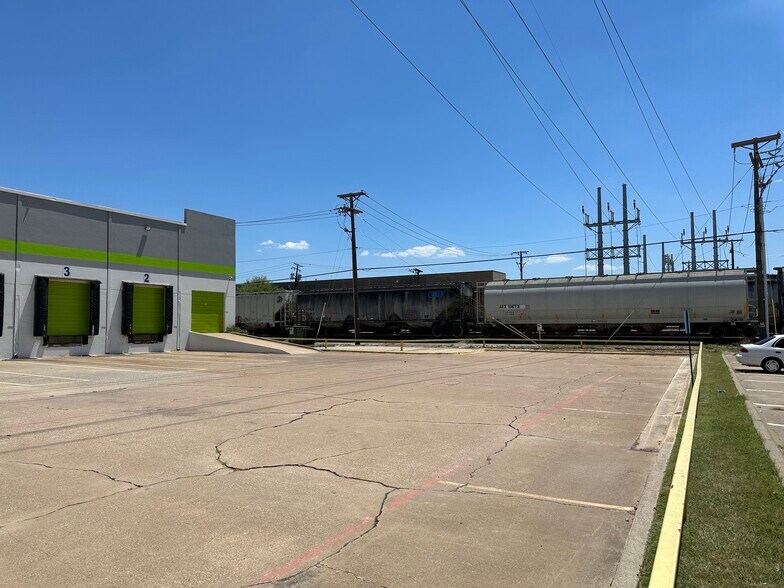 More Photos Of 2200-2202 E Randol Mill Rd, Arlington Warehouse For Lease