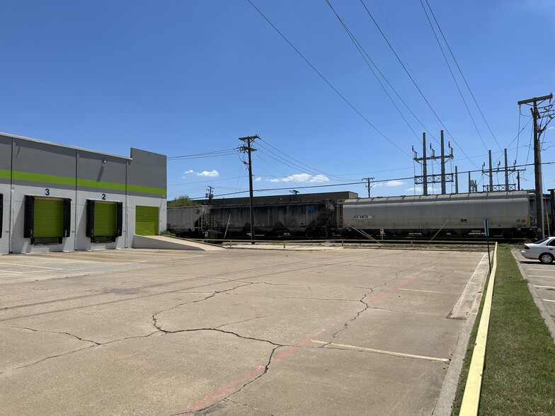 More Photos Of 2200-2202 E Randol Mill Rd, Arlington Warehouse For Lease