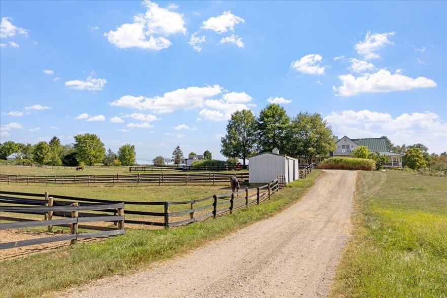 More Photos Of 7233 National Rd, Thornville Horse Stables For Sale