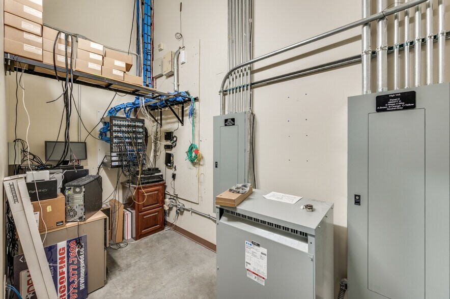 More Photos Of 6652 Pinecrest Dr, Plano Office For Lease