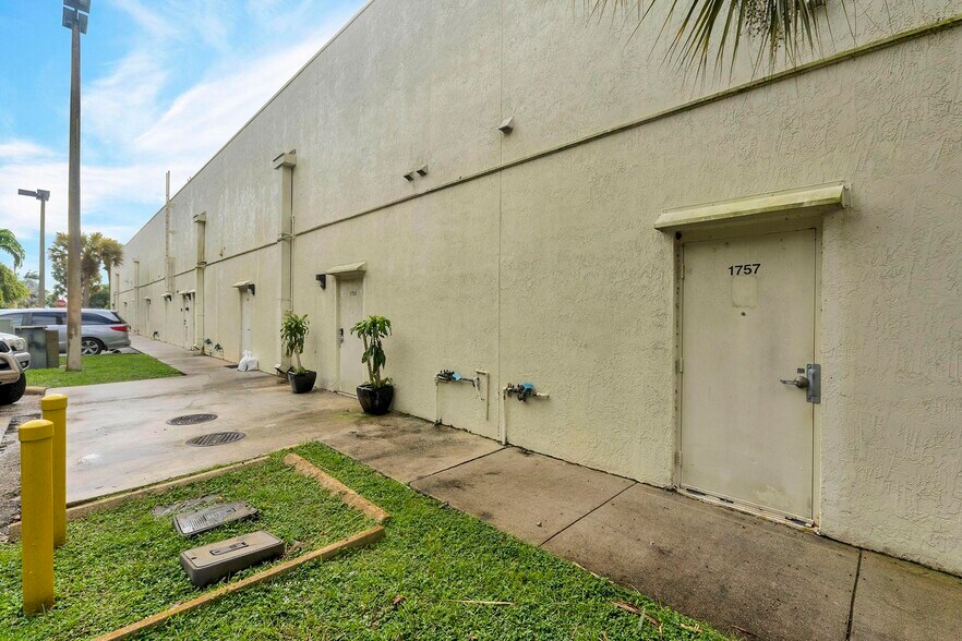 More Photos Of 1741-1759 N University Dr, Pembroke Pines Storefront Retail Office For Sale