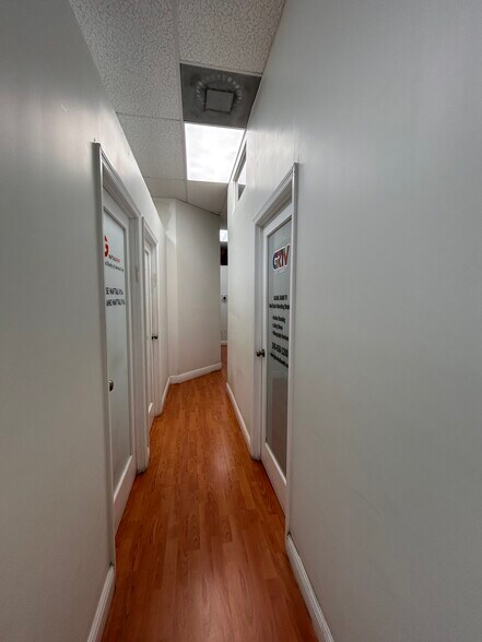 More Photos Of 19300 W Dixie Hwy, Miami Office For Lease