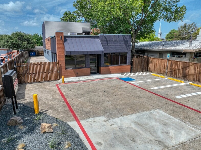 Primary Photo Of 1717 N Garrett Ave, Dallas Medical For Sale