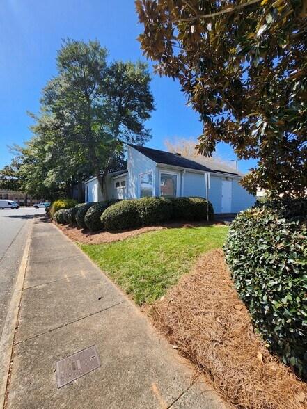 More Photos Of 149 Providence Rd, Charlotte Office For Sale