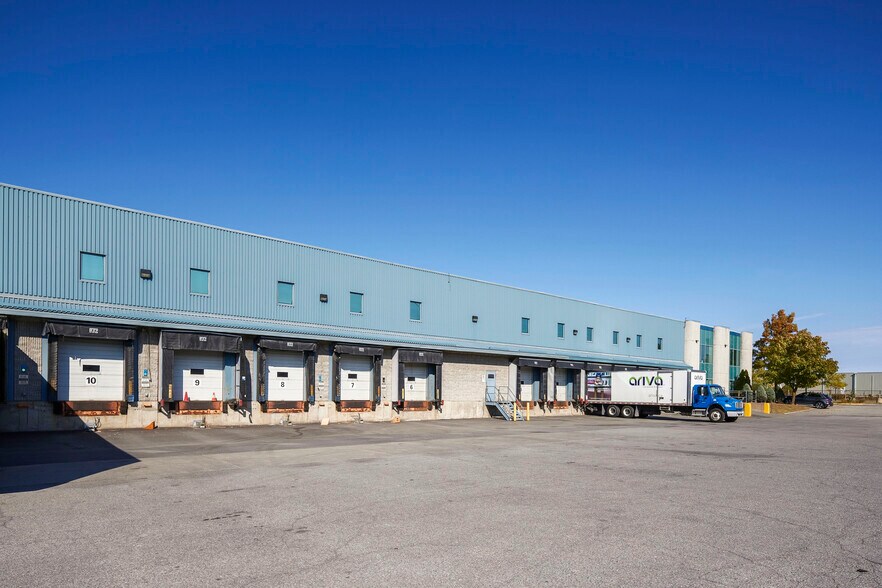 More Photos Of 2125 Av 23E, Montréal Distribution For Lease