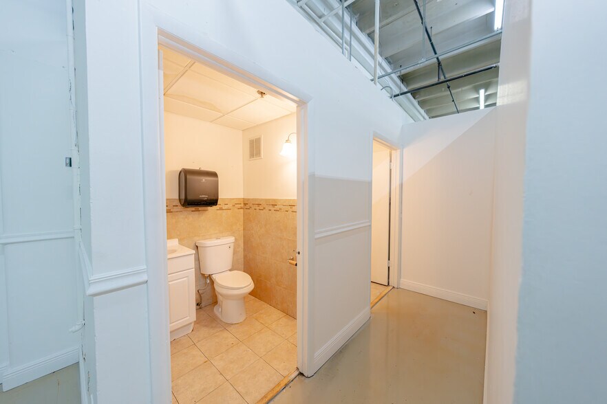 More Photos Of 4095 N 28th Way, Hollywood Warehouse For Lease