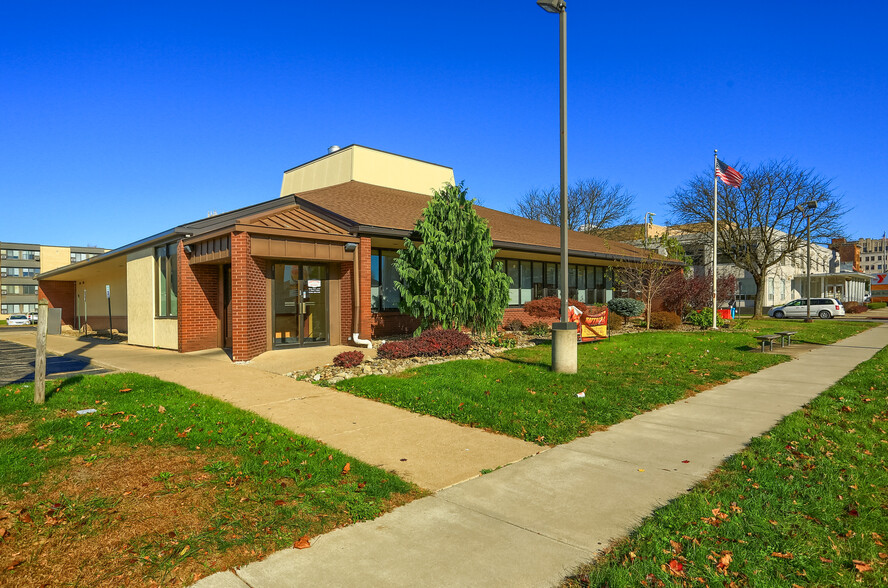 Primary Photo Of 100 W Washington St, New Castle Restaurant For Lease