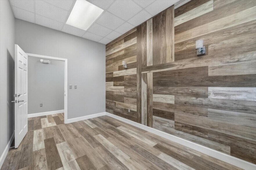 More Photos Of 2055 Blue Spring Rd, Huntsville Storefront Retail Office For Sale