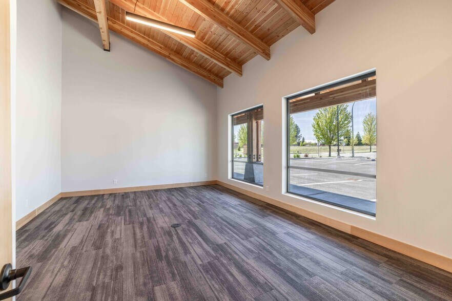 More Photos Of 8512 N Wayne Dr, Hayden Flex For Lease