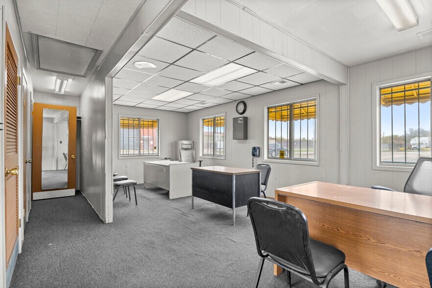 More Photos Of 6120 N Dort Hwy, Flint Service For Lease