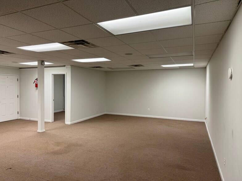 More Photos Of 3911 Amboy Rd, Staten Island Storefront For Lease