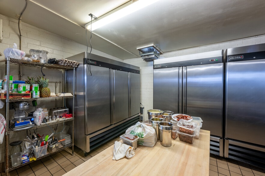 More Photos Of 124 Hanes Pl, Vista Freestanding For Lease