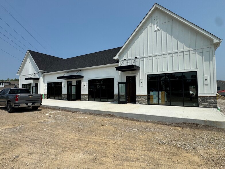 More Photos Of 4662-4668 Hall Rd, Columbus General Retail For Lease