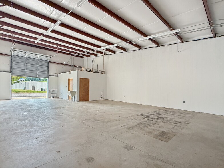 More Photos Of 700 61st St, Tuscaloosa Light Manufacturing For Lease