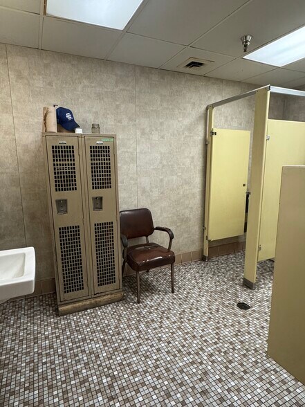 More Photos Of 623 Circle Dr, Iron Mountain Industrial For Sale