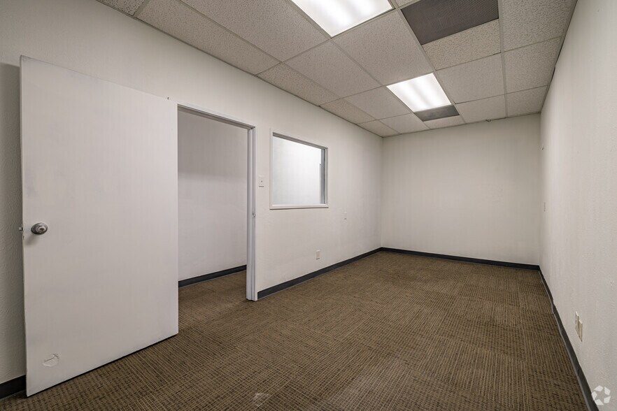 More Photos Of 325 Gold St, Garland Warehouse For Lease