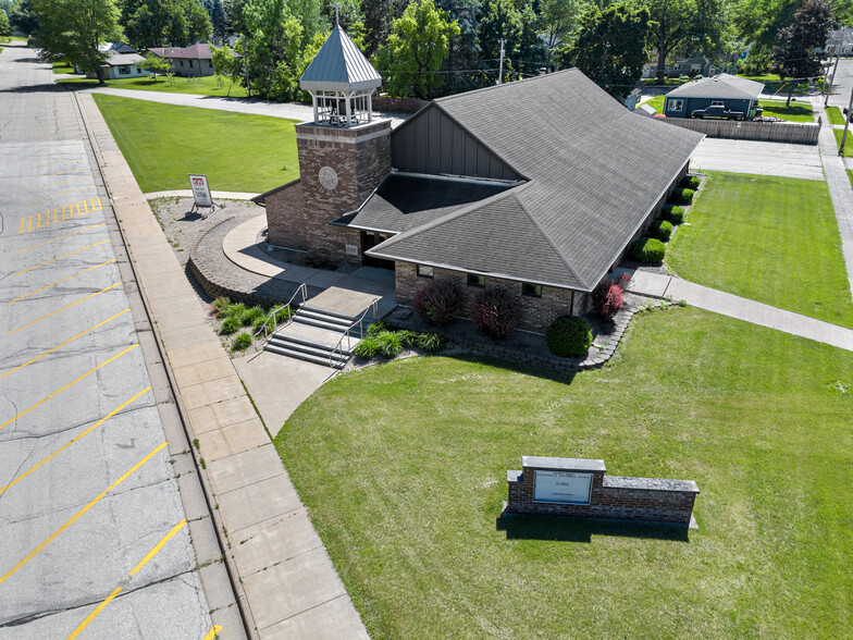 Primary Photo Of 301 S Chestnut Ave, Oconto Falls Religious Facility For Sale