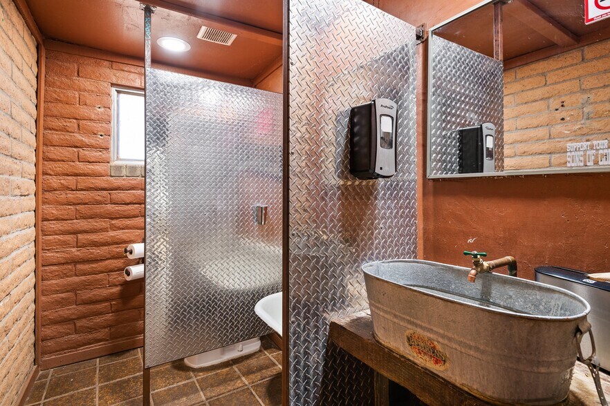 More Photos Of 1200 N Jefferson Dr, Oracle Bar For Sale