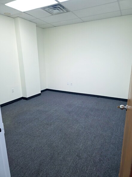 More Photos Of 208-214 Commerce Pl, Elizabeth Office For Lease