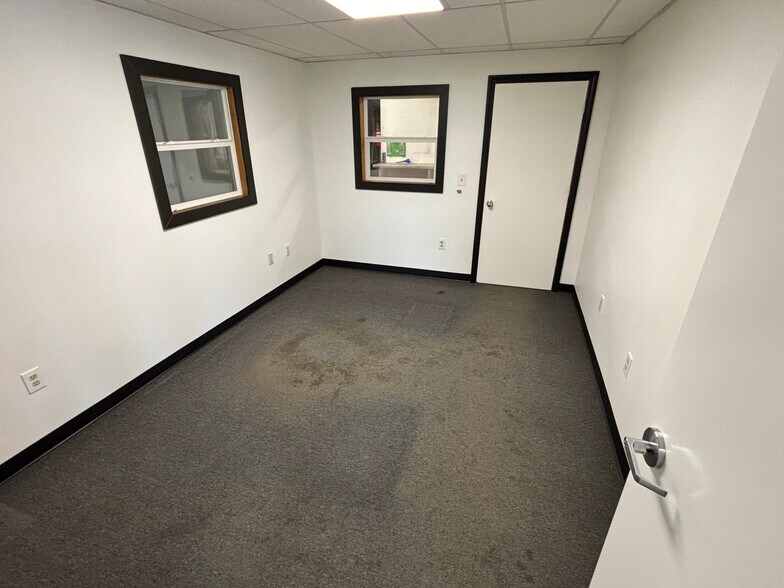 More Photos Of 29 Stillwater Ave, Orono Showroom For Lease