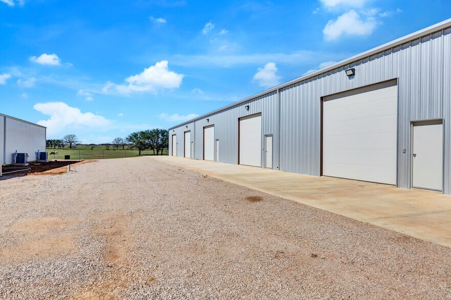 More Photos Of 343 Miracle Mile, Stonewall Warehouse For Lease