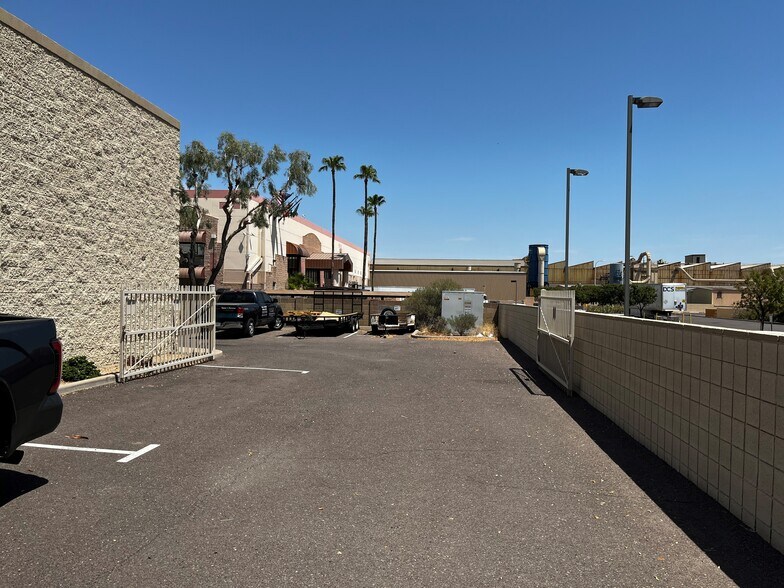 More Photos Of 206 W Julie Dr, Tempe Warehouse For Lease