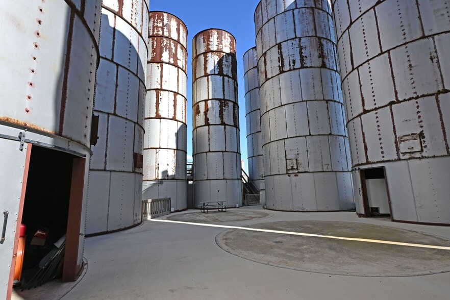 More Photos Of 1123 Bowie St, Seguin Warehouse For Sale