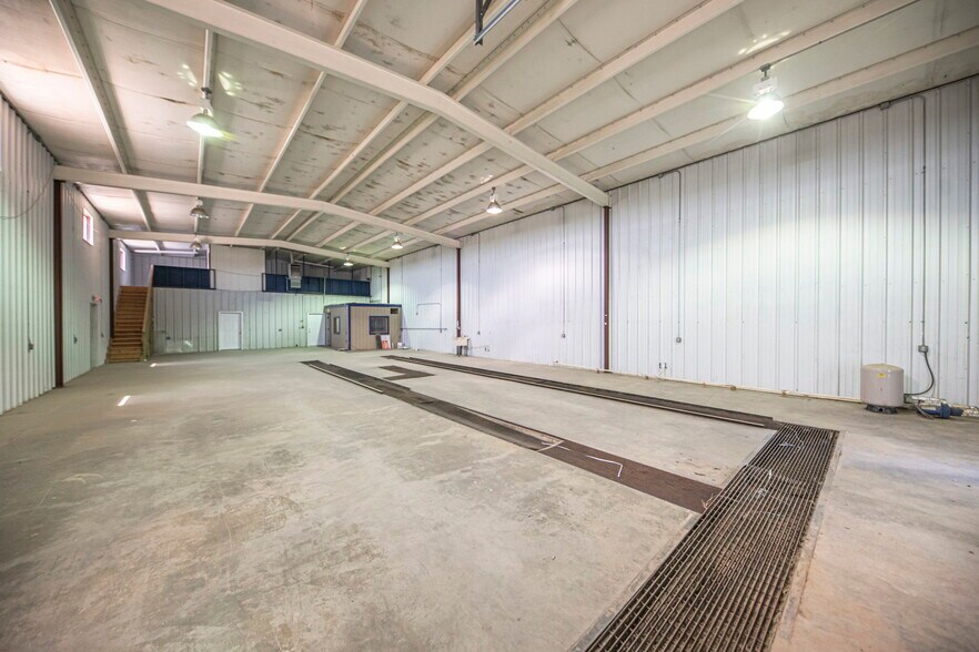 More Photos Of 850 W I-20, Penwell Warehouse For Lease