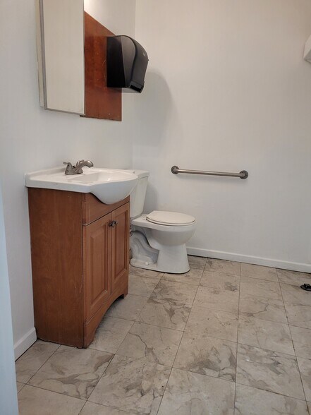 More Photos Of 1009 Brooks St, Ontario Warehouse For Lease