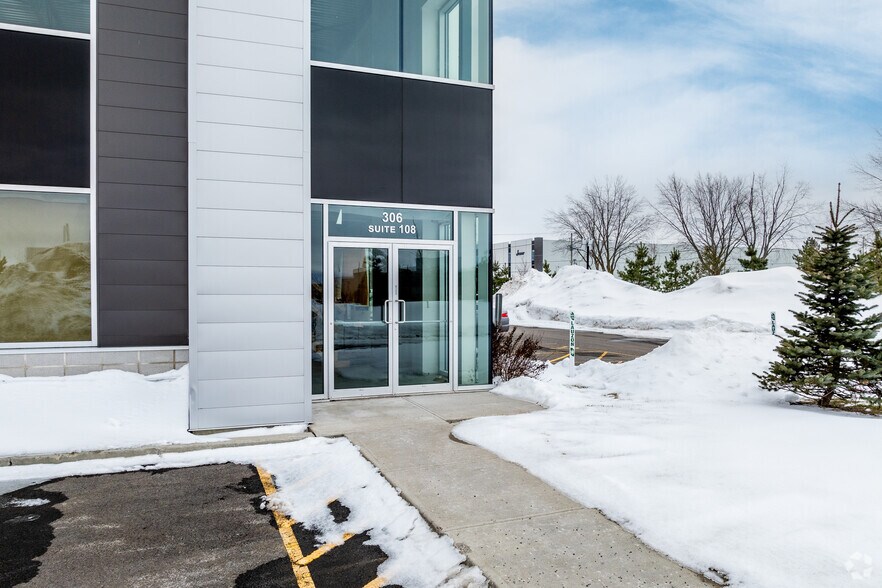 More Photos Of 306 Allée Du Golf, Saint-eustache Light Distribution For Lease