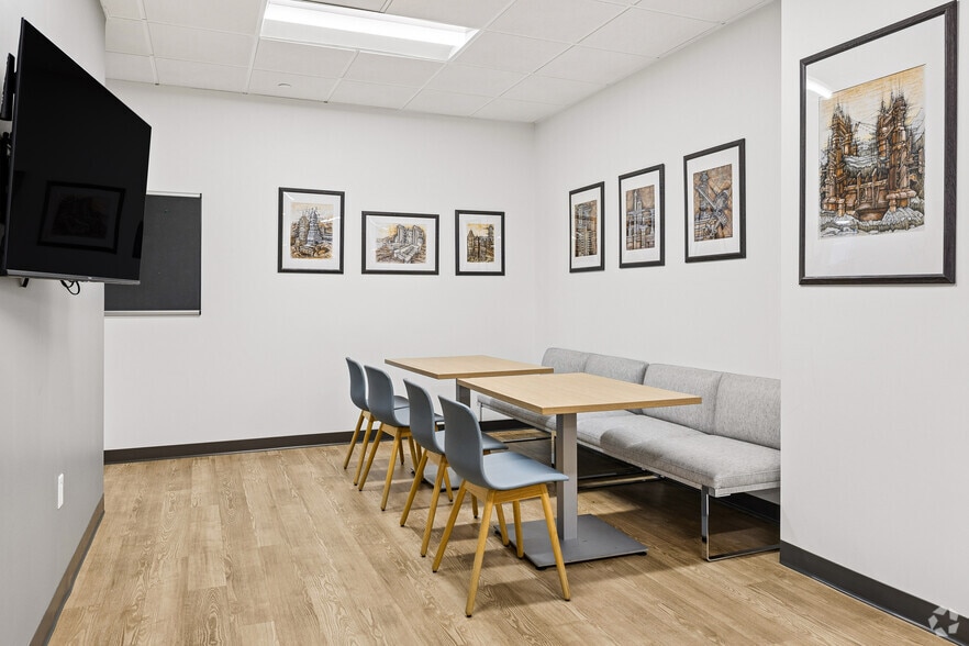 More Photos Of 8910 Purdue Rd, Indianapolis Office For Sale