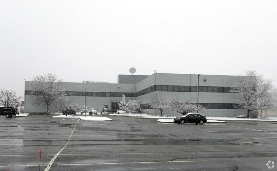 More Photos Of 425 Meadowlands Pky, Secaucus Warehouse For Lease