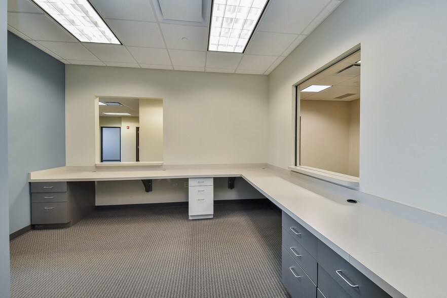 More Photos Of 1600 N Randall Rd, Elgin Medical For Lease