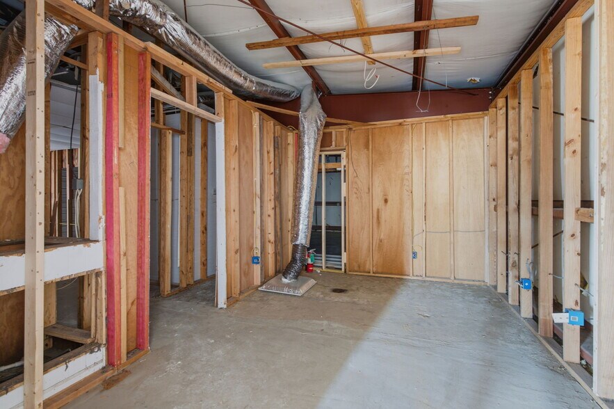 More Photos Of 1315 Ruth St, Sulphur Office For Lease