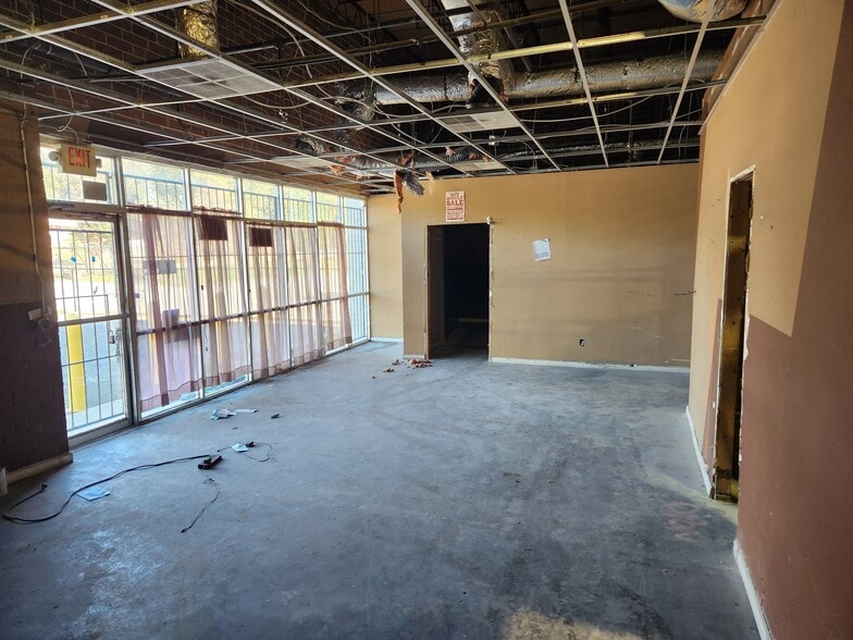 More Photos Of 1320 White St SW, Atlanta Showroom For Lease